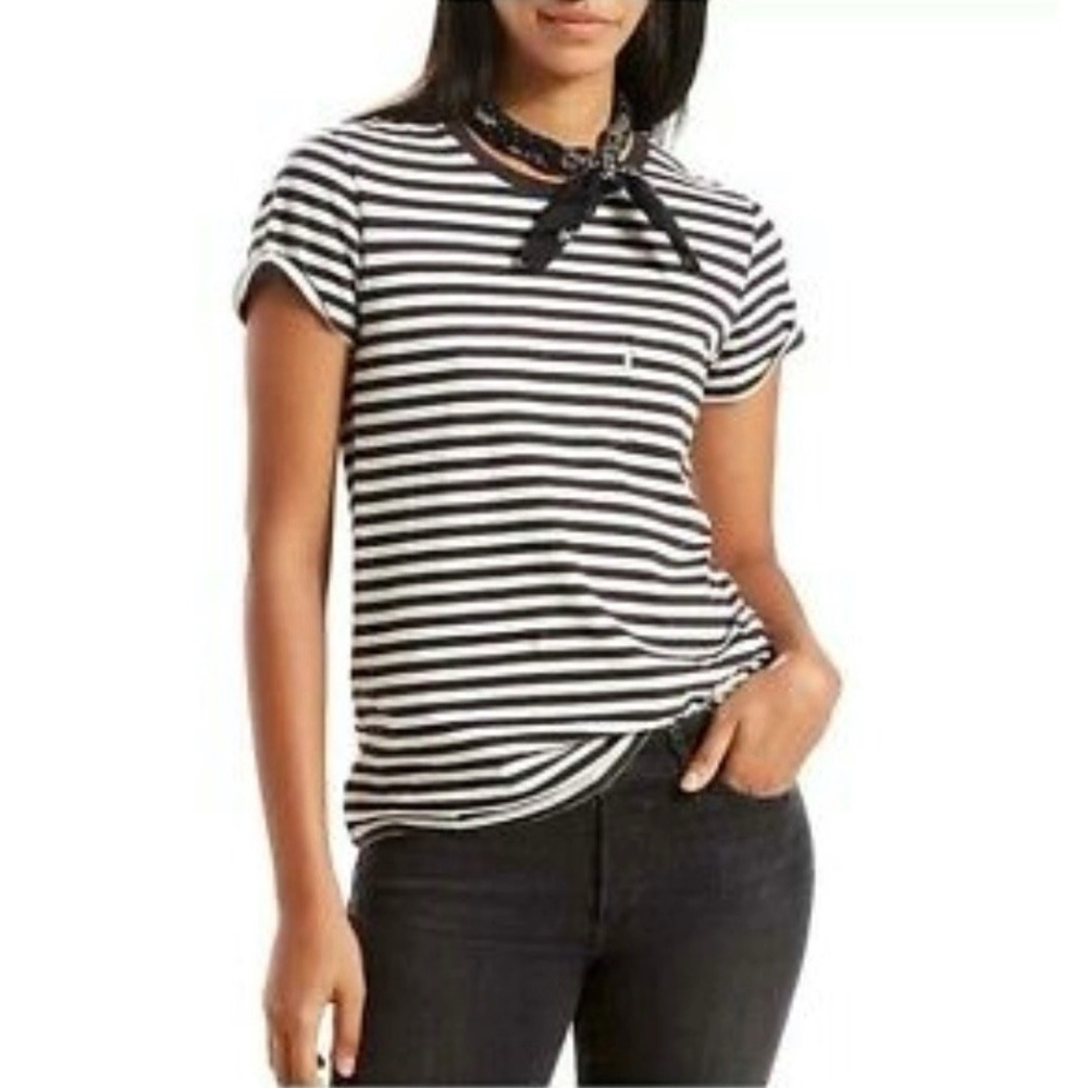 NWOT Levi’s Perfect Pocket Crew T-shirt